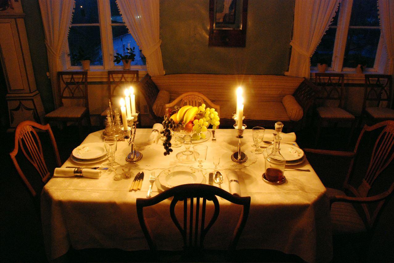 Et dekket bord med stearinlys i hovedhuset på Slettebø i julen. Foto: Torbjørn Bøe