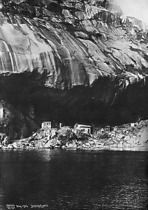 Foto av Helleren 1916. Brakken til venstre var i bruk av arbeidere på smelteverket. Foto: A,B, Wilse. Titania A/S.