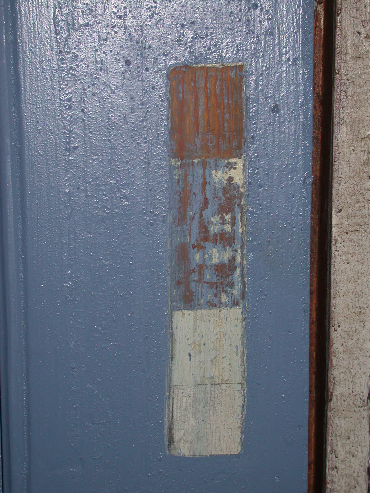 Bilde av malingstrapp på blå dør