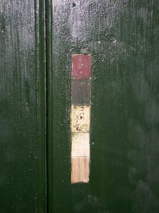Bilde av malingstrapp på en grønn dør