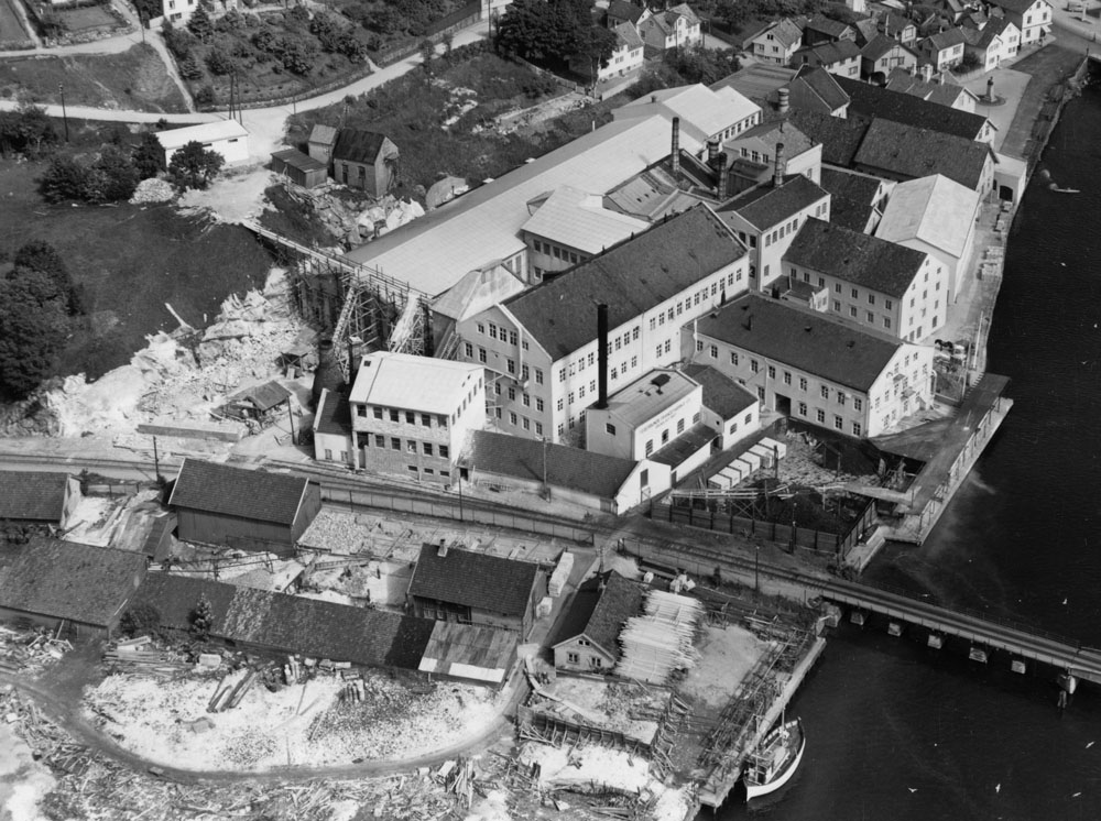 Flyfoto av fabrikkområdet til Egersunds Fayancefabriks Co i 1952. Foto: Widerøes Flyselskap.