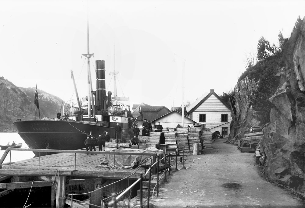 Dampskipskaien og enden av Strandgaten/begynnelsen av Varbergveien fotografert rundt 1906. Foto: E. H. Torjusen (DFF-EHT0045).