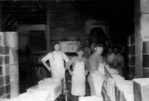 A work team stowing items in a coal-fired kiln, cirka 1946
