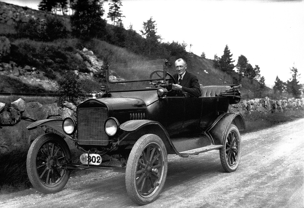 E. K. Ellingsen bak rattet i Asbjørn Thorsens bil. Foto: E. K. Ellingsen (DFF-EKE0089)