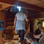 Folk sto i kø for å slippe opp på loftet i huset til lakselord Pelly. Foto: Torbjørn Bøe